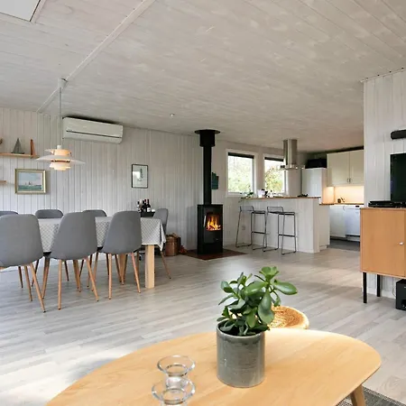 Bright Cottage By The Lagoon-By Traum * Hals